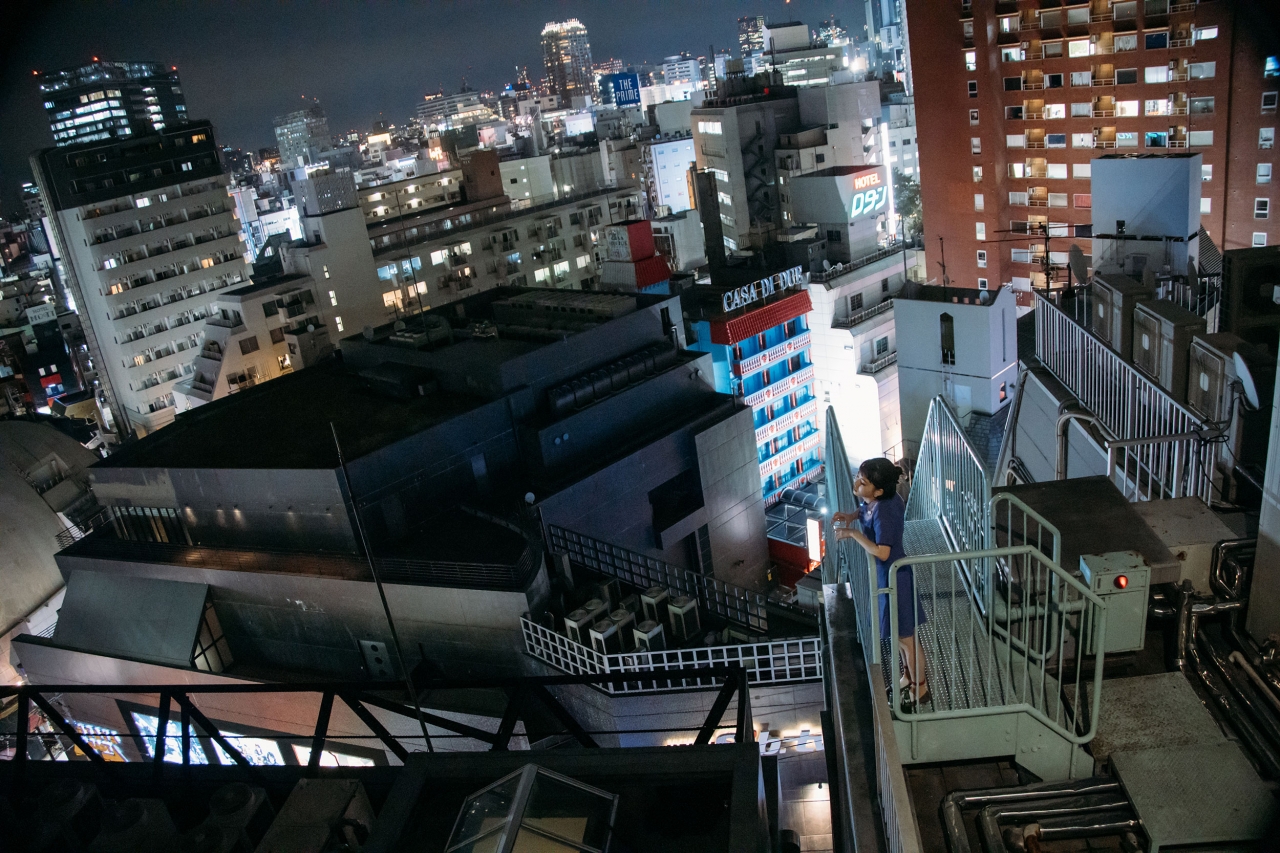 “작품의 무대이기도 한 스크랩과 빌드가 반복되는 도쿄의 모습이 영화의 주인공 하루코와 켄이치와도 맞아떨어진다는 생각도 들었습니다. 파노라마와 디오라마처럼 먼 곳과 가까운 곳, 큰 것과 작은 것이 뒤섞이면서 원근의 감각이 마비된 가운데 폭주하는 두 사람의 청춘처럼.” 세타 나츠키 감독의 말이다. (C)2020 Georama Boy, Panorama Girl Film Partners
