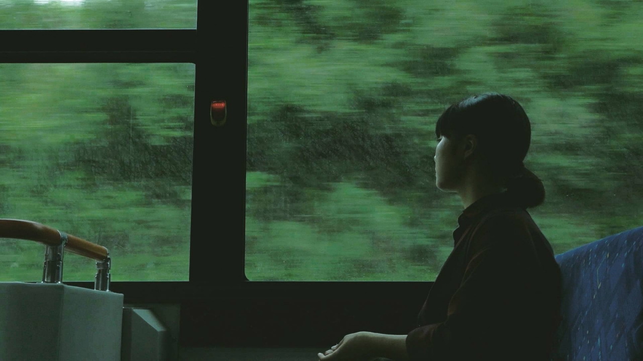 더블 레이어드 타운에는 끊임없이 시적인 내레이션과 영상이 등장한다. “민요의 맹아와도 같은 시간을 그린 기적의 영화”라는 선전문구가 적확하다는 생각이 드는 대목이다. (C)Komori Haruka + Seo Matsumi