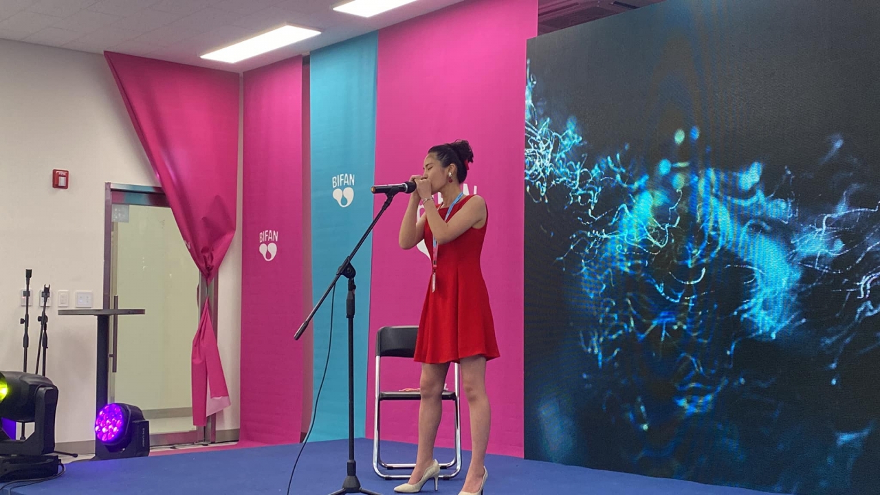 지난해 BIFAN 파티 최고의 축하공연은 단연 오구라 아야노 배우의 하모니카 연주였다. (C)BIFAN