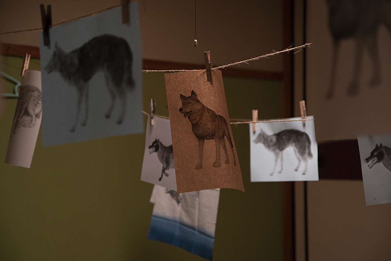 「링 원더링」에서 일본늑대는 작품을 구성하는 두 가지 이야기를 연결하는 한편, 그 자체 주제를 상징하는 존재다. (C)2021 Alien Artist Film Partners