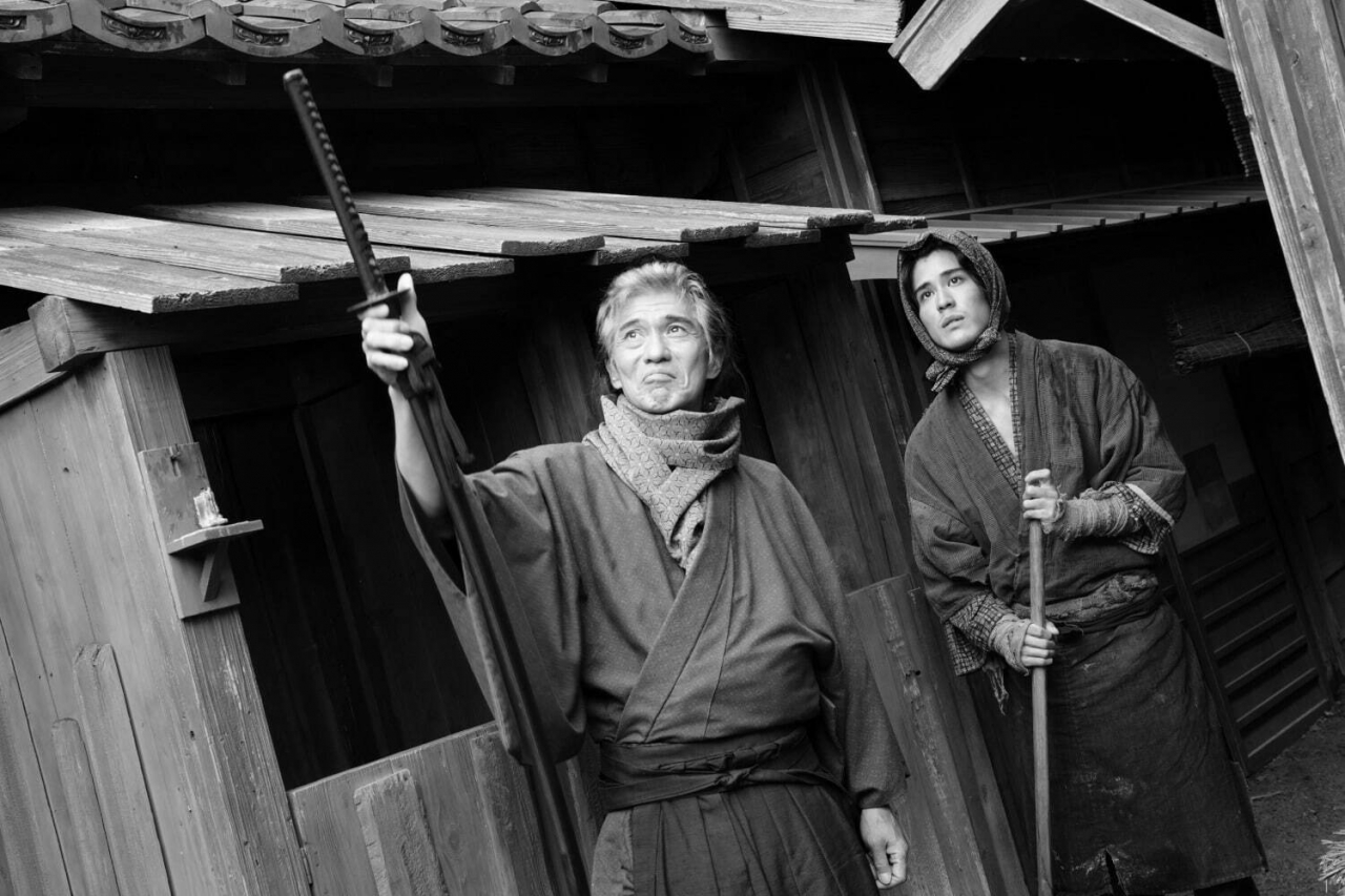 오키쿠의 아버지 겐베에(왼쪽)는 몰락한 무사로 가장 낮은 곳에서 살아가던 츄지에게 “세계”라는 의미심장한 화두를 던져준다. 사진 엣나인 필름